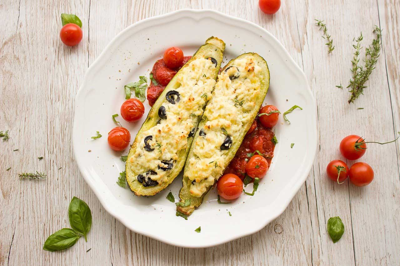 Überbackene Zucchini mit grünem Blattsalat - Taste the world